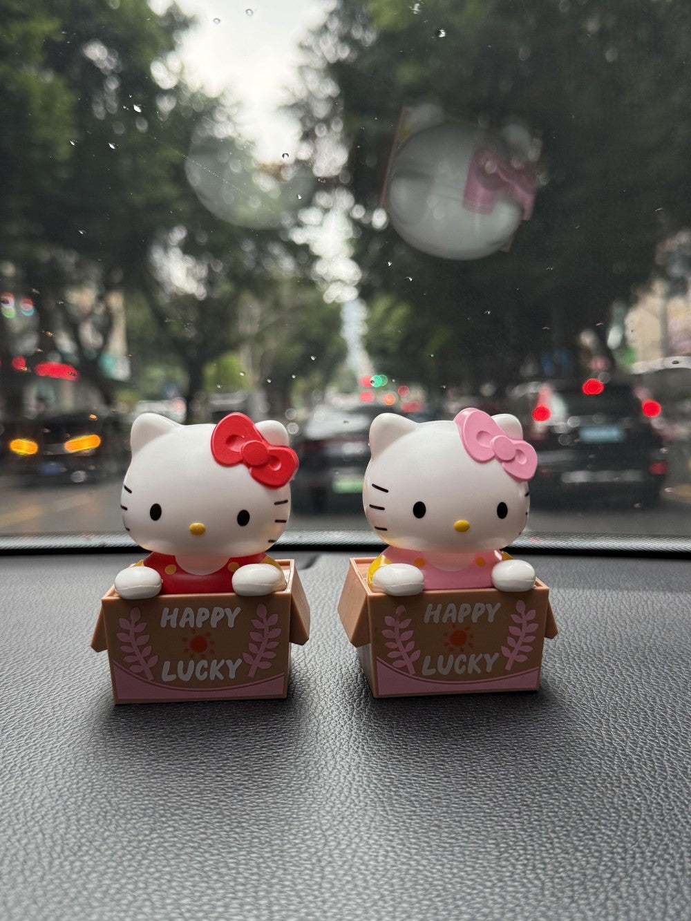 Kawaii HelloKitty Solar Shaking Head Doll Solar Swinging Kitty Car Interior Ornaments Cute Girl Y2K Car Decoration